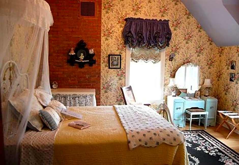 Alexander Mansion  Bed and Breakfast