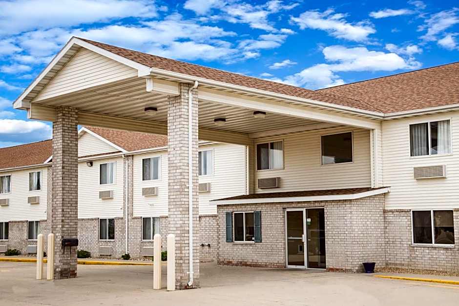 Days Inn by Wyndham Evansdale Waterloo