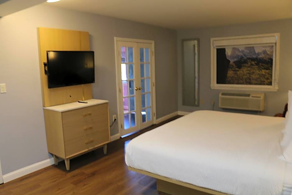 Photo 1 of 9 of Deluxe Studio 1 King Bed Suite, Lake View