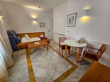 Room with Lounge and Terrace (3 Adults)