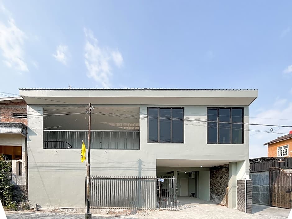 RedDoorz Near Makam Bung Karno Blitar