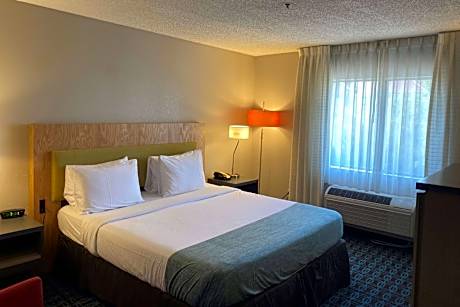 King Room with Mobility/Hearing Access and Roll-In Shower - Non-Smoking
