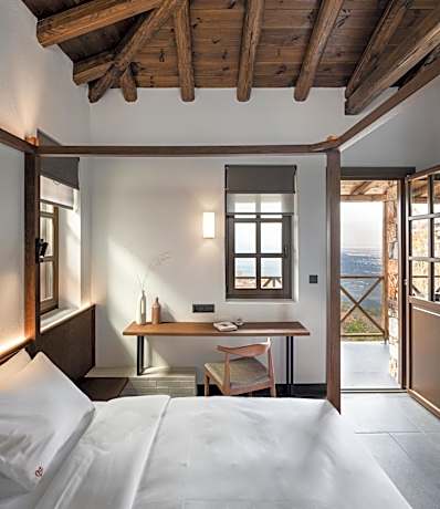 Two Bedroom Suite with Fireplace - Mountain & Sea View