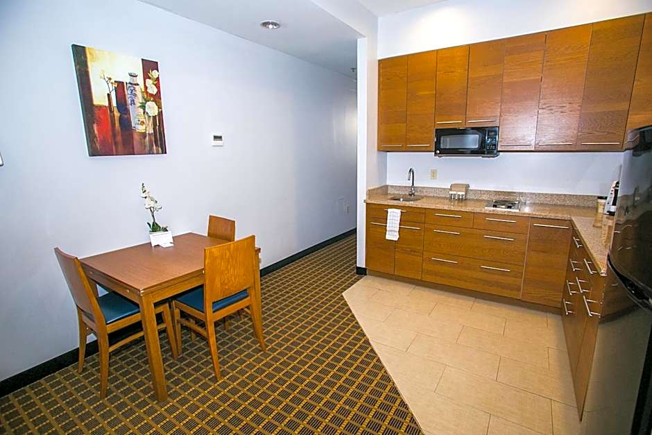 Pointe Plaza Hotel