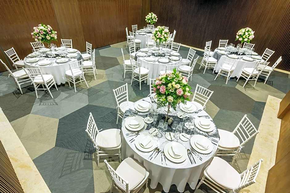 The Fives Downtown Hotel & Residences, Curio Collection by Hilton