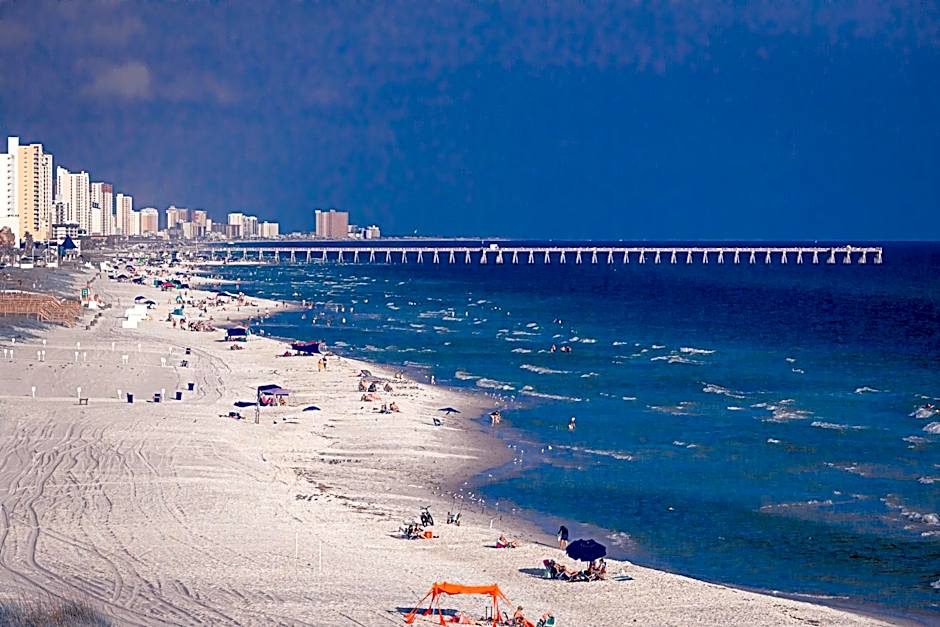 COUPLES GETAWAY, HONEYMOON SWEET, Perfectly Cozy Beach Front Condo with kitchen, pool, free parking,CHECK-IN AT DOOR