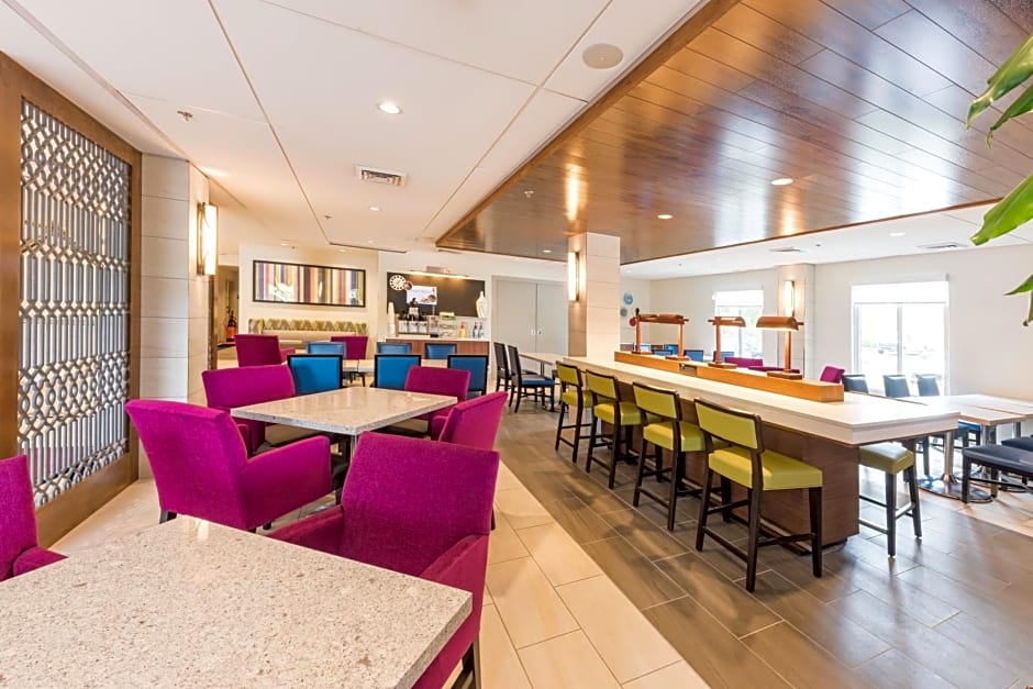 Holiday Inn Express Charleston US Highway 17 & I-526, an IHG Hotel