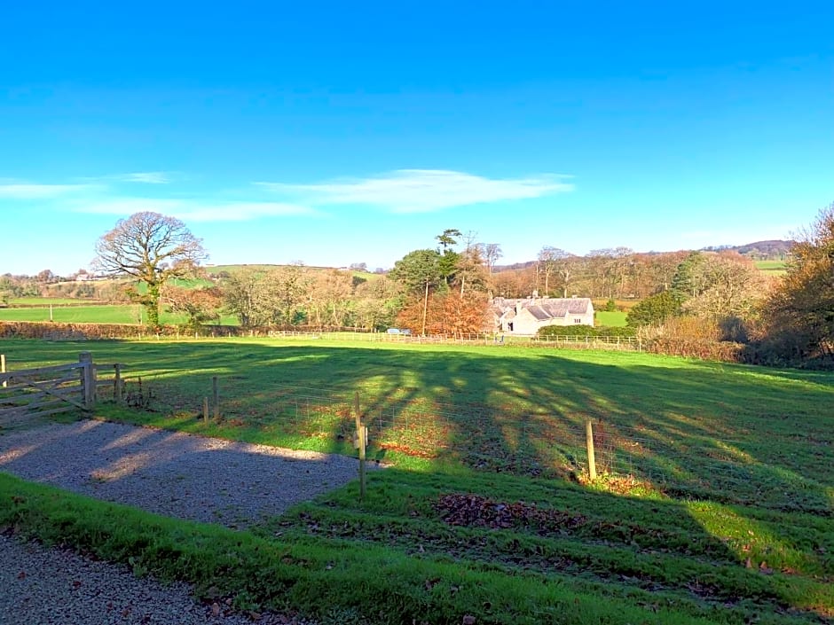 Luxury Shepherds Hut with Superb Views & Fire Pit & walking distance to a superb Gastro Pub