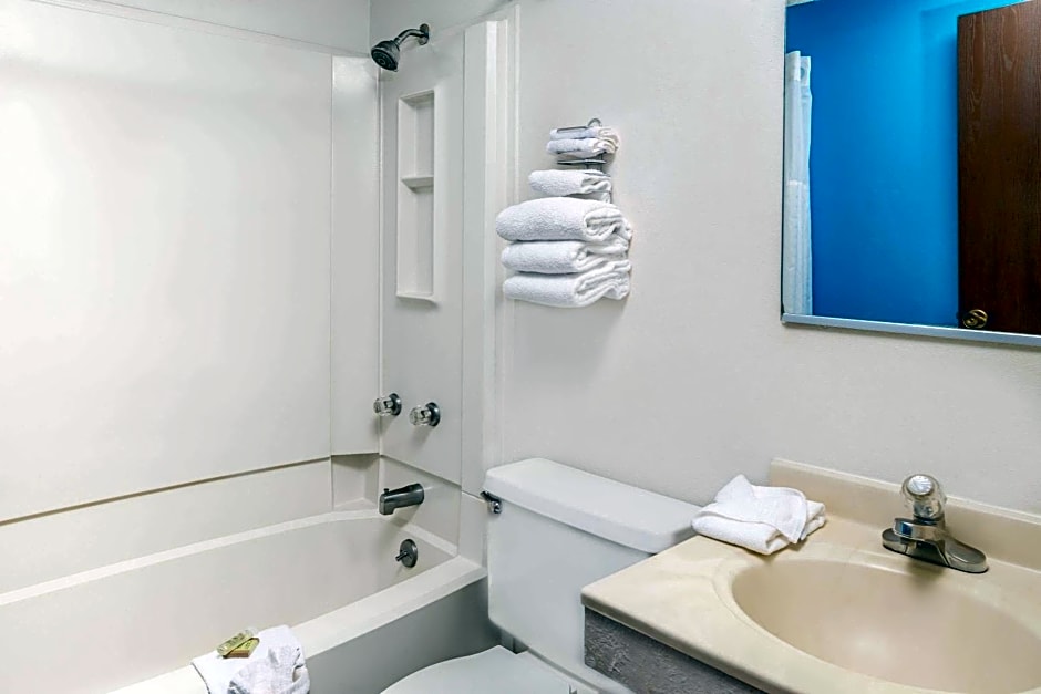 Super 8 by Wyndham Lincoln West