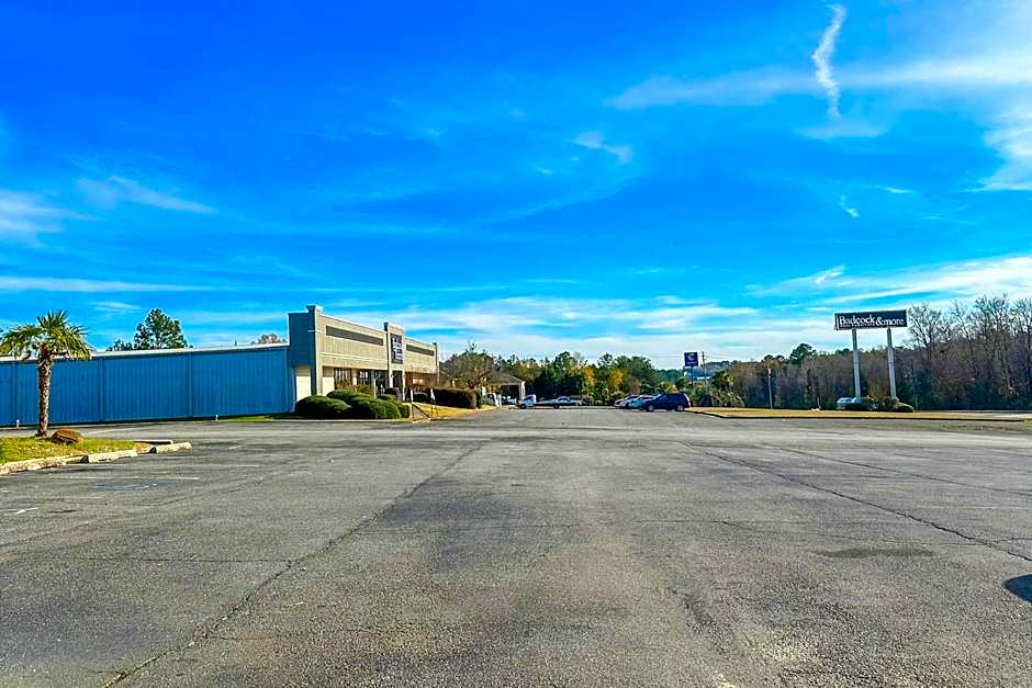 Super Inn & Suites by OYO Milledgeville