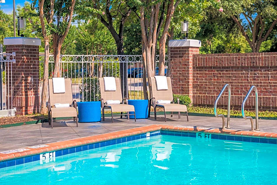 Holiday Inn and Suites Dallas-Addison By IHG