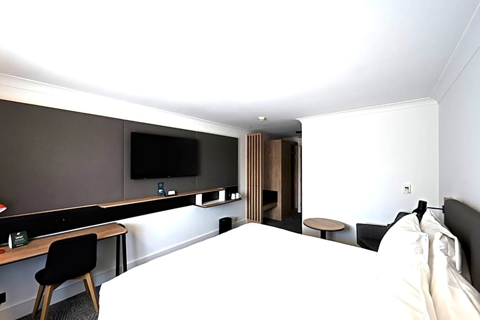 Holiday Inn Cardiff - North M4 By IHG