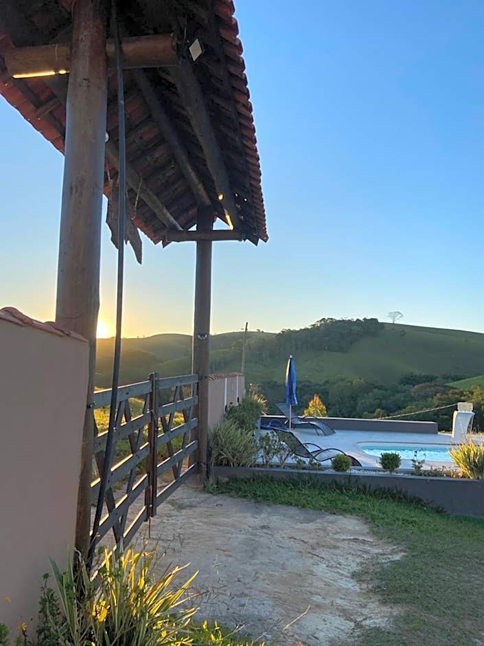 Recanto da Alegria - Casa em Cunha com Jacuzzi,Piscina,Rede,Churrasqueira,Lareira,Deck, Banco de coração