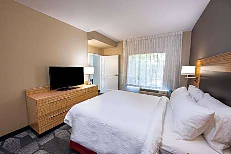 One-Bedroom Queen Suite with Sofa Bed and Adapted Tub - Mobility Accessible