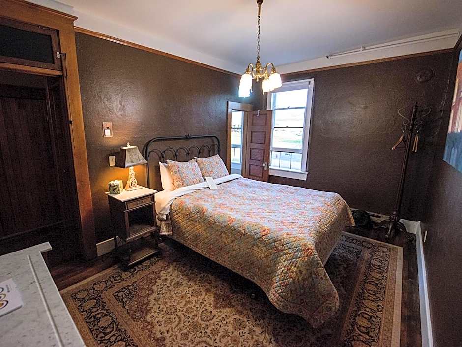 Photo 1 of 4 of 1 Queen Bed