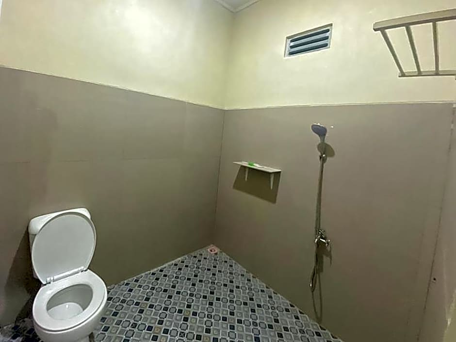 Urbanview Hotel Eropa Maros near Sultan Hasanuddin Airport by RedDoorz