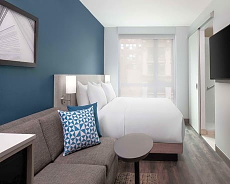 King Room with Roll-In Shower - Disability Access