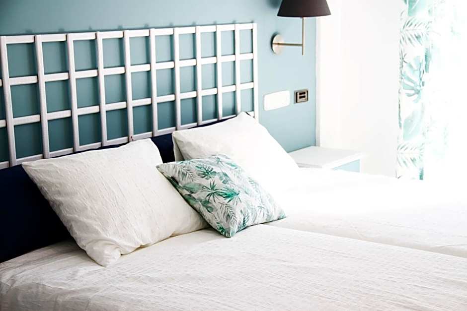 Hugo Beach Hotel & Apartments