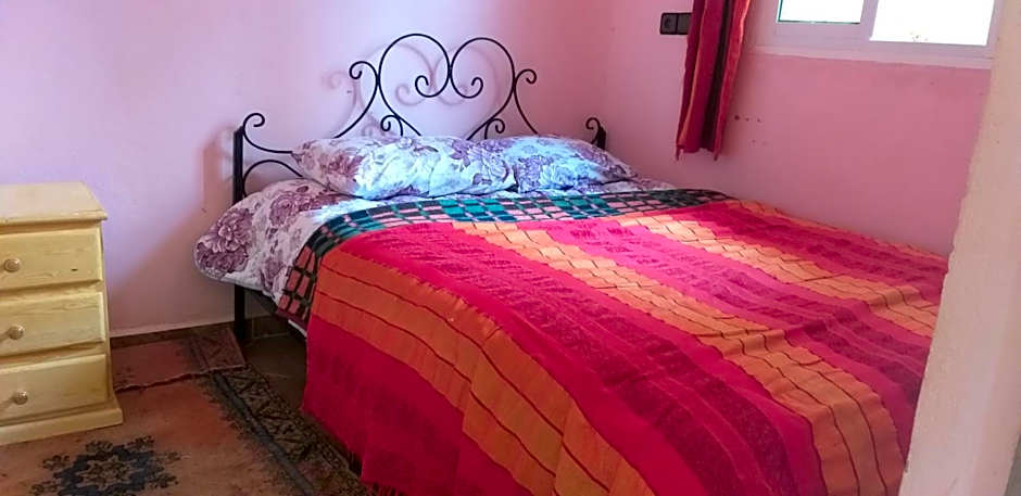 Merzouga Quiet apart &camels trecking