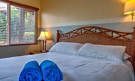 Suite, 1 King Bed with Kitchen, Pool View
