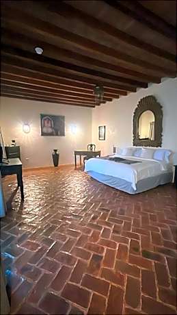Deluxe King Suite