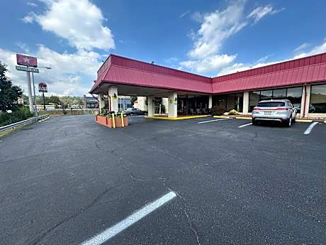 Hotel Red Rose by Townhouse Covington I-64