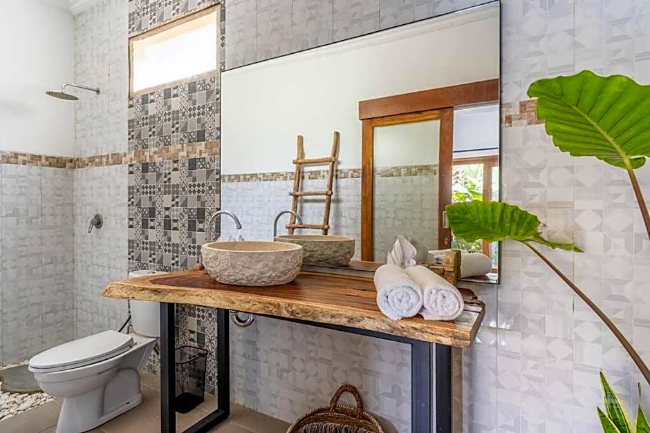 Charming 3 BR villa close Berawa beach