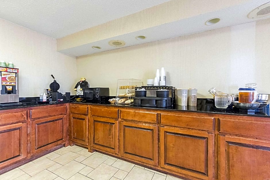 Econo Lodge Inn & Suites Bentonville - Rodgers