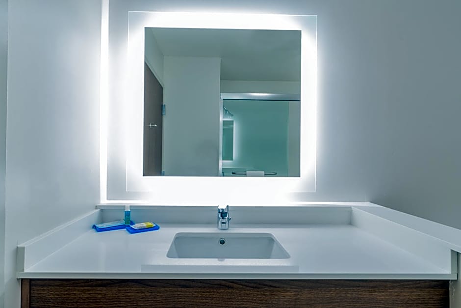 Holiday Inn Express and Suites Lake Havasu London Bridge By IHG