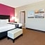 La Quinta Inn & Suites by Wyndham Winnie