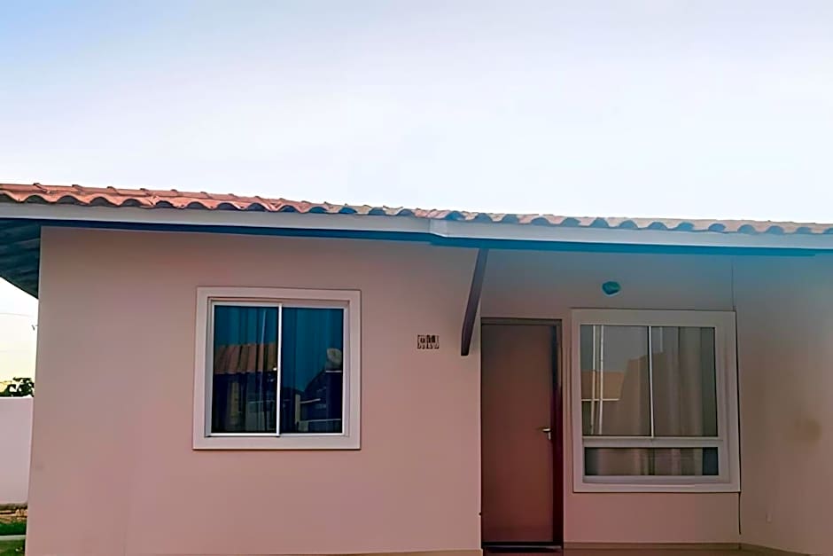 Casa condomínio fechado.