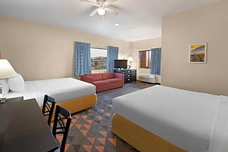 2 King Beds Bridge View Non-Smoking