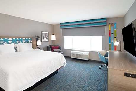 KING ROOM W MICROWAVE AND FRIDGE