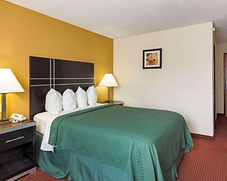 1 Queen Bed, Smoking