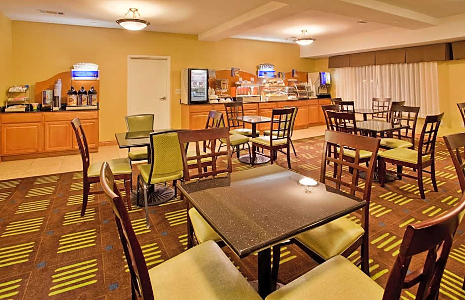 Holiday Inn Express Hotel & Suites Kansas City Sports Complex By IHG