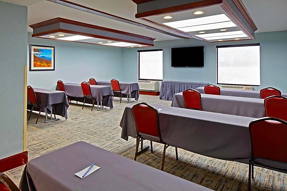 Comfort Suites Outlet Center