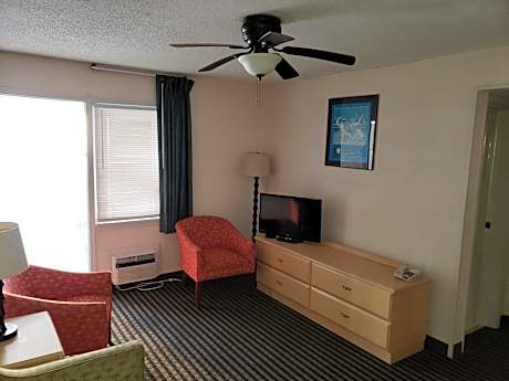 Deluxe Queen Suite