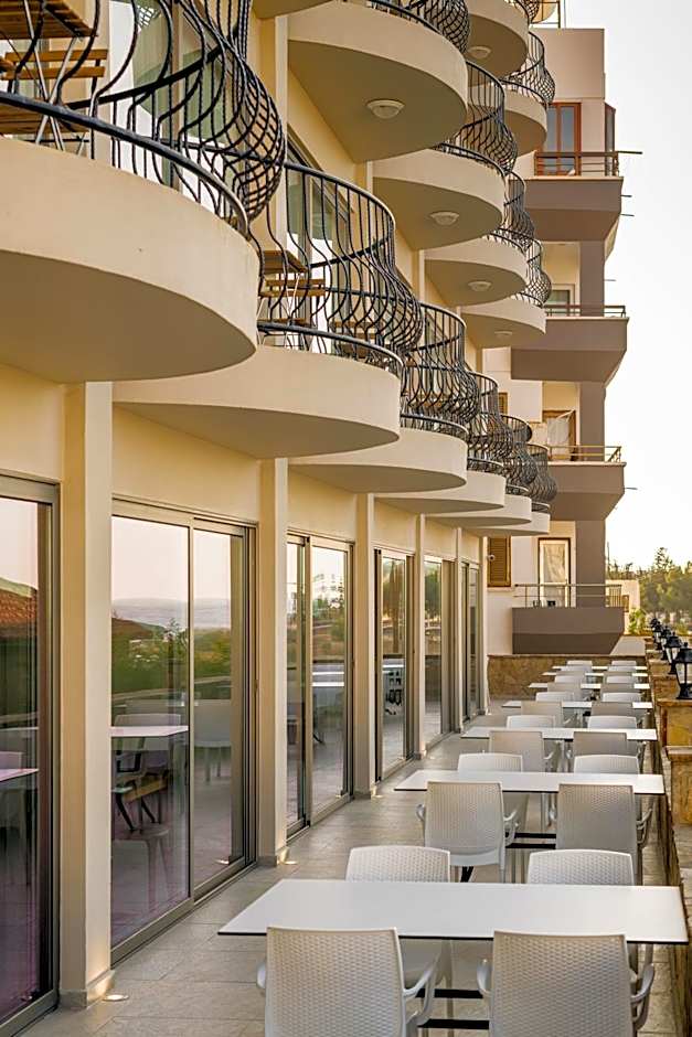 Olivia Palm Hotel
