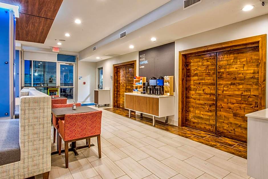 Holiday Inn Express & Suites Dallas NW - Farmers Branch By IHG