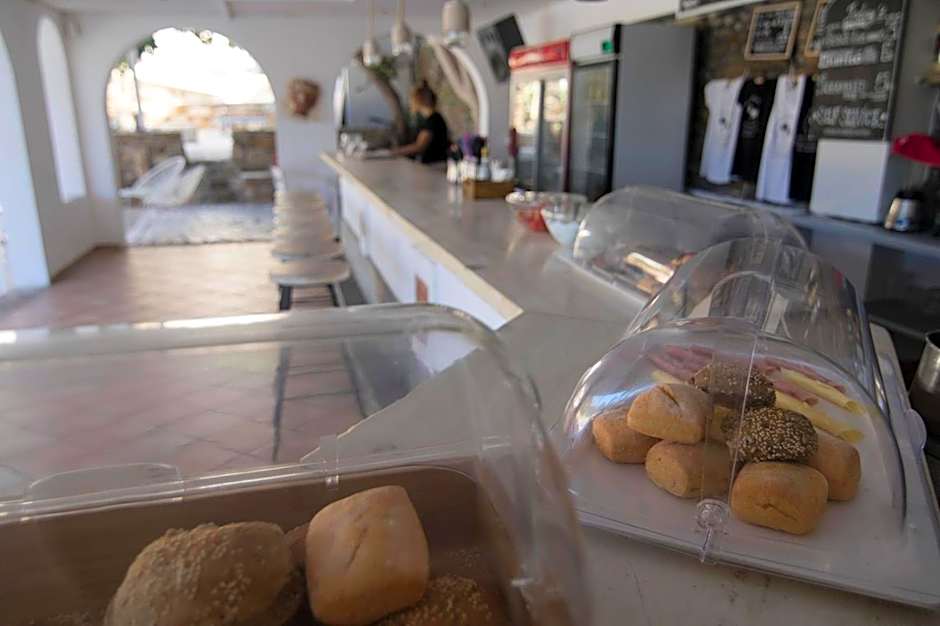 Armadoros Hotel / Ios Backpackers