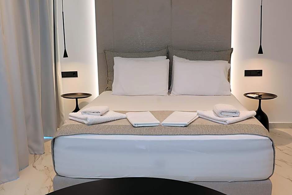 Paris-Irini Studios And Apartments