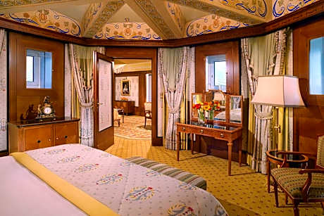 One-Bedroom Large Penthouse King Suite - Top Floor