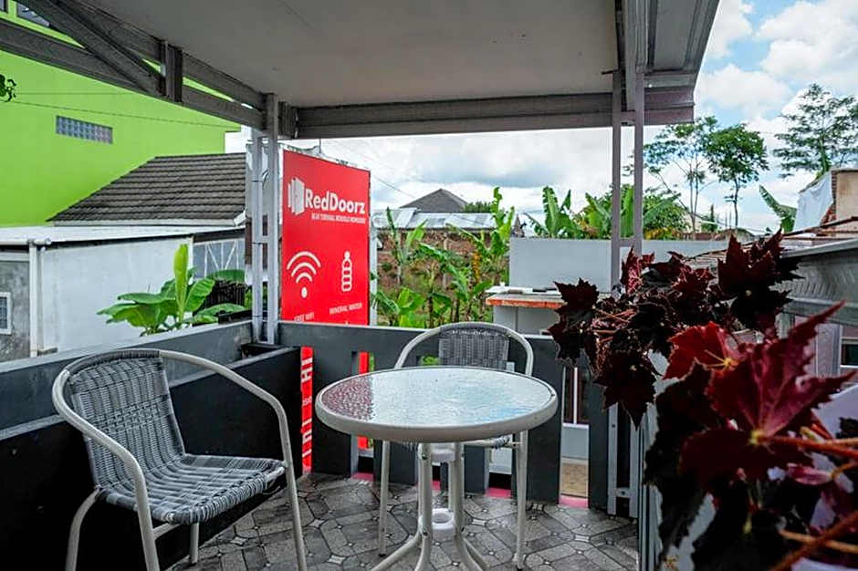 RedDoorz near Terminal Mendolo Wonosobo