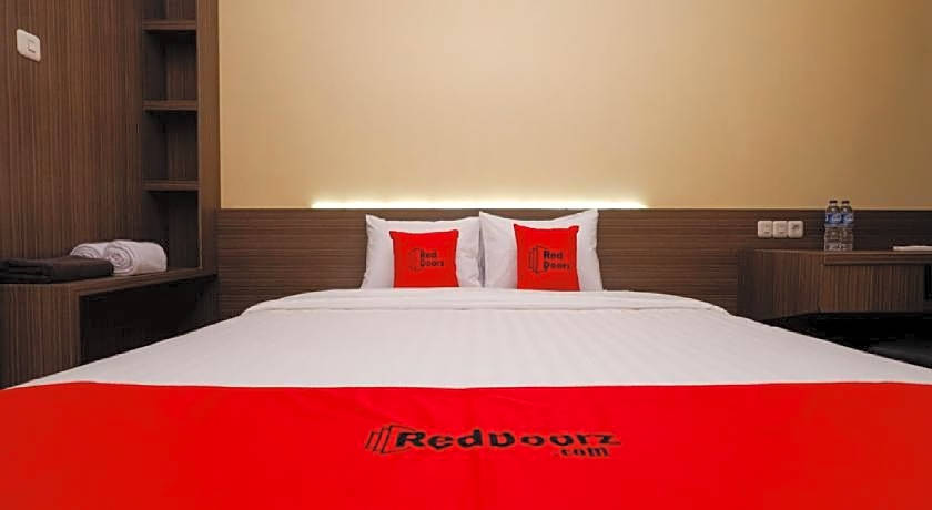 RedDoorz Plus near Paragon Mall Semarang