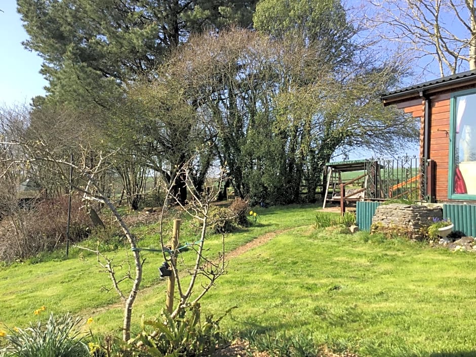 Tudor Lodge with pool & BBQ cabin
