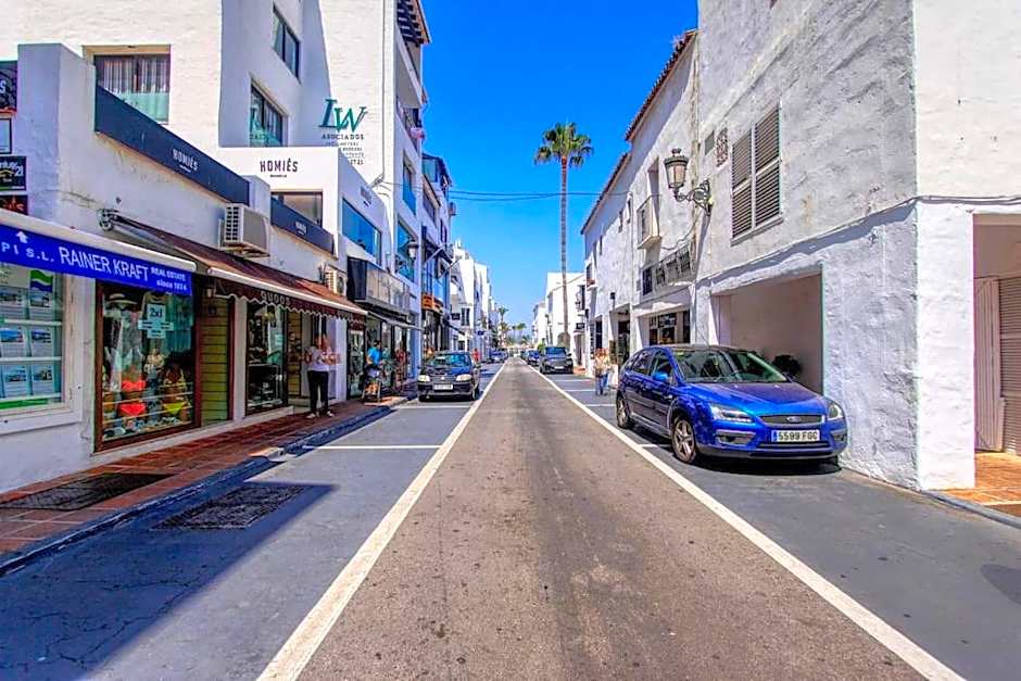 1079 - Frontline Puerto Banus Apartment