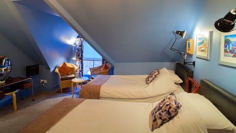 Twin room-Superior-Ensuite with Shower-Street View-Second floor dormer