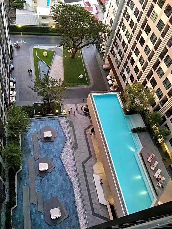 the base 网红公寓 市中心核心区顶层无边泳池俯瞰整个芭堤雅海湾