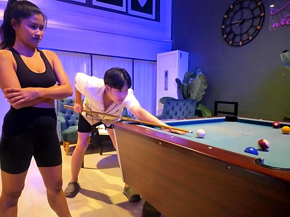 You Empire Hostel & Bar