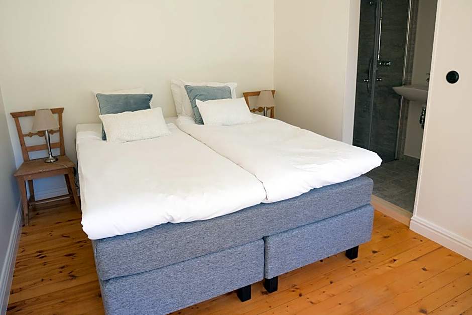 Zdjęcie 1 z 4 — 1 Queen Bed, Garden View